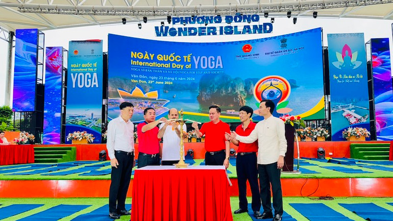 Các đại biểu thực hiện nghi lễ thắp lửa tại Ngày Quốc tế Yoga lần thứ 10 năm 2024.