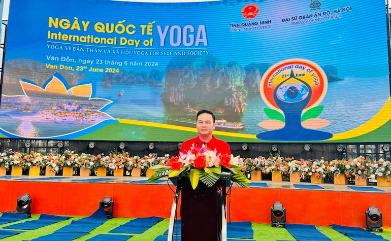 Bí thư Huyện ủy Vân Đồn Trương Mạnh Hùng phát biểu tại sự kiện.