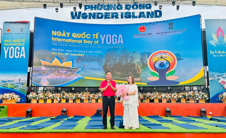 Lãnh đạo Sở Văn hóa và Thể thao tỉnh Quảng Ninh tặng hoa đơn vị tài trợ.