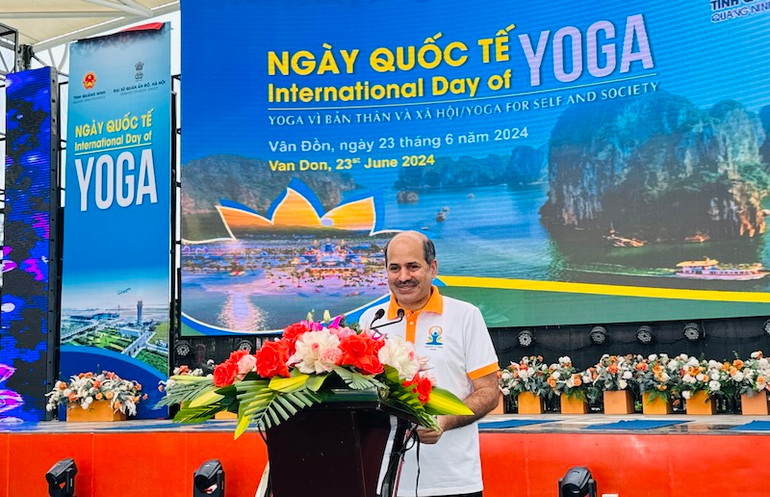 Ngài Sandeep Arya, Đại sứ đặc mệnh toàn quyền Ấn Độ tại Việt Nam phát biểu tại Ngày Quốc tế Yoga lần thứ 10 năm 2024.