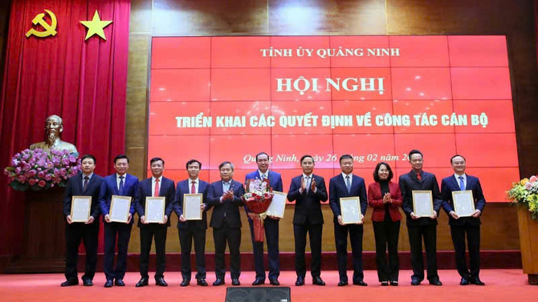 Thường trực Tỉnh ủy Quảng Ninh trao quyết định thành lập Sở Nông nghiệp và Môi trường và tặng hoa chúc mừng.