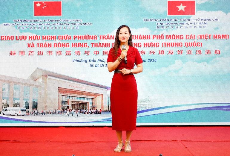 Bí thư Đảng ủy phường Trần Phú Phạm Thị Oanh phát biểu chào mừng Đoàn công tác của trấn Đông Hưng, Trung Quốc.