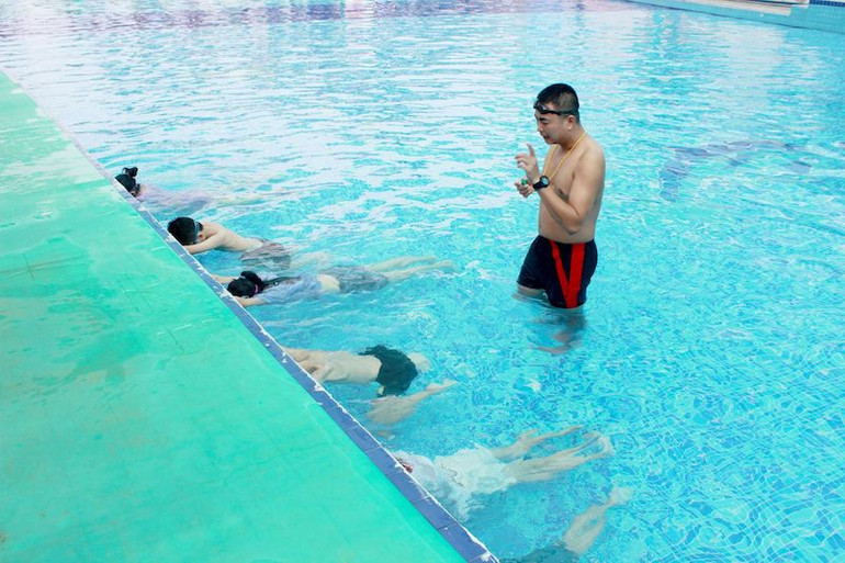 Một lớp dạy bơi cho trẻ em ở thành phố Móng Cái, Quảng Ninh.