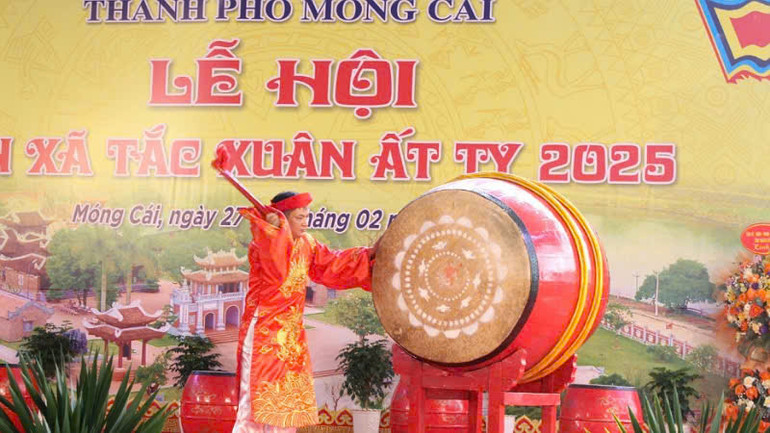 Lãnh đạo thành phố Móng Cái gióng trống khai hội Đến Xã Tắc năm 2025.