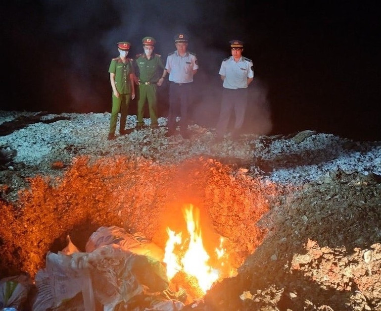 Lực lượng chức năng tiến hành tiêu hủy toàn bộ số chân vịt không rõ nguồn gốc.