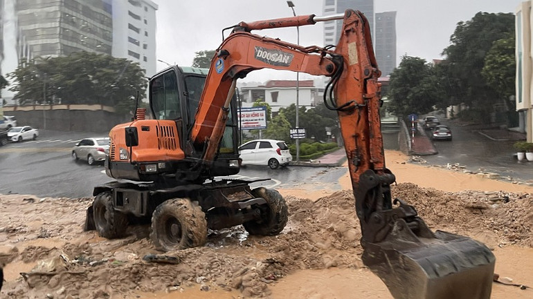 Thành phố Hạ Long huy động phương tiện khẩn trương dọn dẹp đất đá tại một số tuyến đường.