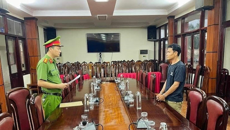 Cơ quan Công an tạm giữ hình sự đối tượng Nguyễn Duy Hùng về hành vi "vi phạm quy định về tham gia giao thông đường bộ".