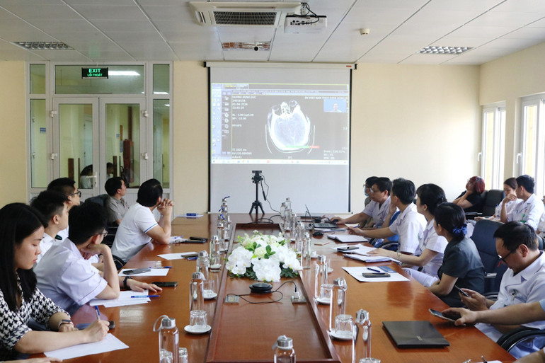 Hội chẩn liên viện lên phương án chuyên môn giữa Bệnh viện Việt Nam-Thụy Điển Uông Bí, Trung tâm Điều phối ghép tạng Quốc gia, Bệnh viện 108, Bệnh viện Việt Đức và Bệnh viện Trung ương Huế.