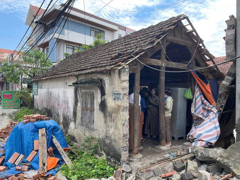 Ngôi nhà của Bà Lê Thị Bẩy ở thôn Đông 2 bị hư hại nặng nề do bão số 3.