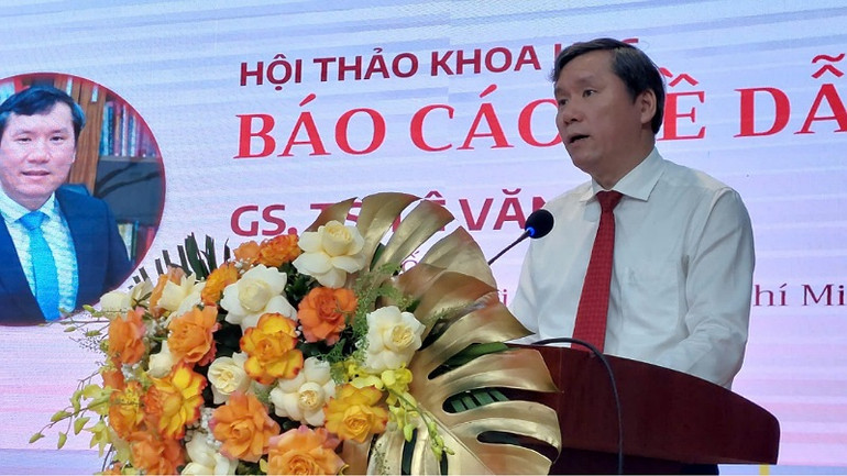GS, TS Lê Văn Lợi, Phó Giám đốc Học viện Chính trị Quốc gia Hồ Chí Minh phát biểu đề dẫn tại Hội thảo.
