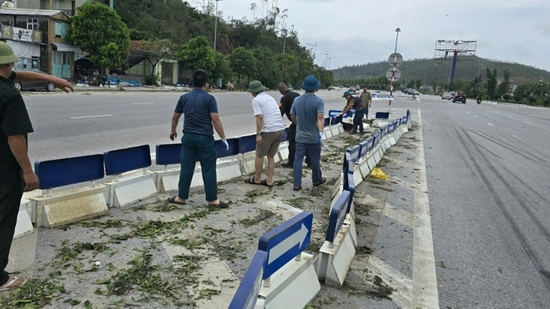 Sửa chữa các gờ giao thông bị xô lệch do bão số 3 để bảo đảm an toàn giao thông.