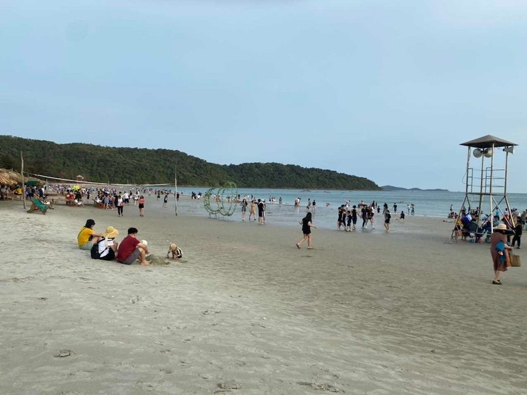 Các bãi tắm với vẻ đẹp hoang sơ do thiên nhiên ban tặng là lựa chọn của các du khách khi lên đảo Cô Tô.