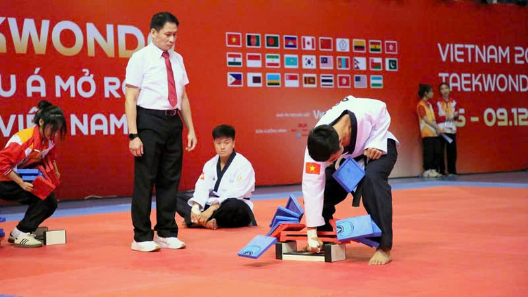 Các vận động viên thể hiện sức mạnh trong phần thi công phá.