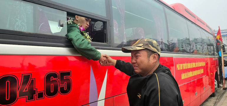 Các tân binh chia tay người thân trước khi lên đường nhập ngũ.