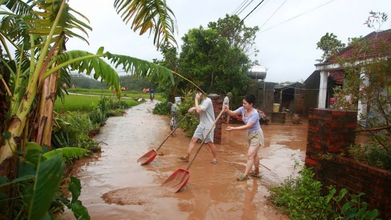 Người dân xã Đông Hải, Tiên Yên khẩn trương dọn dẹp ngay sau khi nước rút. Người dân xã Đông Hải, Tiên Yên khẩn trương dọn dẹp ngay sau khi nước rút.