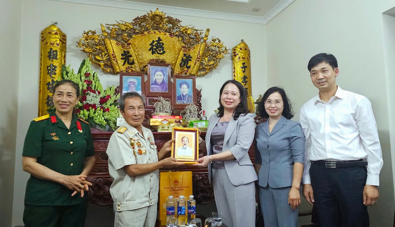 Phó Chủ tịch nước Võ Thị Ánh Xuân tặng quà gia đình thương binh Phạm Văn Sách ở xã Việt Dân, thị xã Đông Triều, Quảng Ninh.