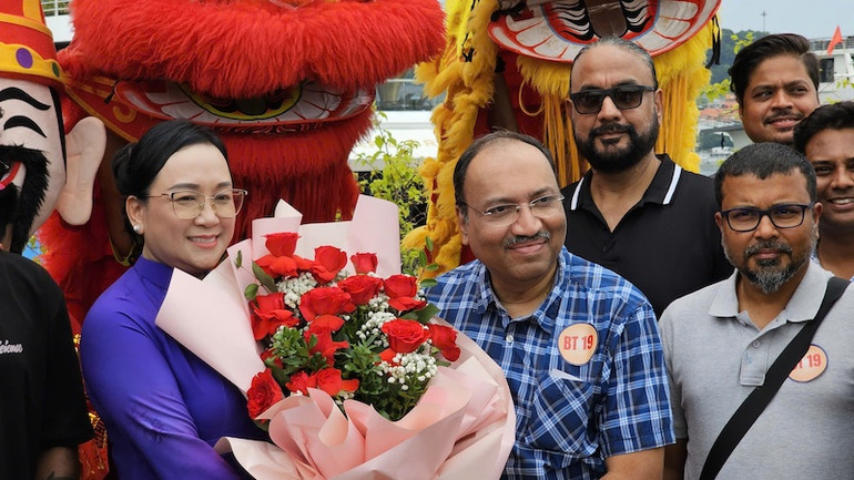 Lãnh đạo Sở Du lịch Quảng Ninh tặng hoa chúc mừng Đoàn du khách đến từ Ấn Độ.