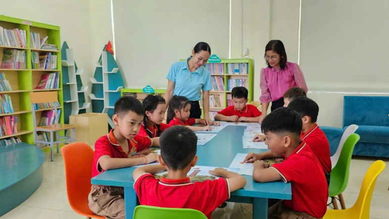 Cô và trò Trường tiểu học thị trấn Đầm Hà tìm hiểu cách làm mô hình Cột cờ Hà Nội.