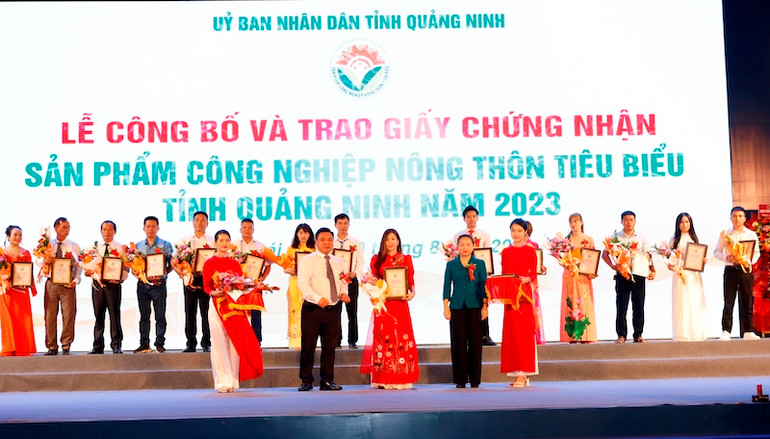 Ban tổ chức trao giấy chứng nhận cho các sản phẩm công nghiệp nông thôn tiêu biểu tỉnh Quảng Ninh năm 2023.