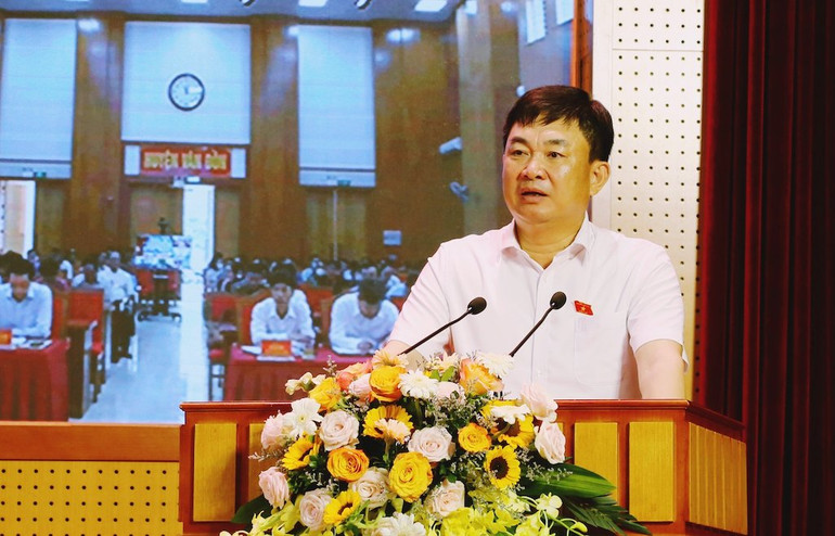 Đại biểu Quốc hội tỉnh Quảng Ninh giải đáp những ý kiến, kiến nghị mà cử tri 2 địa phương Vân Đồn và Cô Tô nêu tại buổi tiếp xúc.