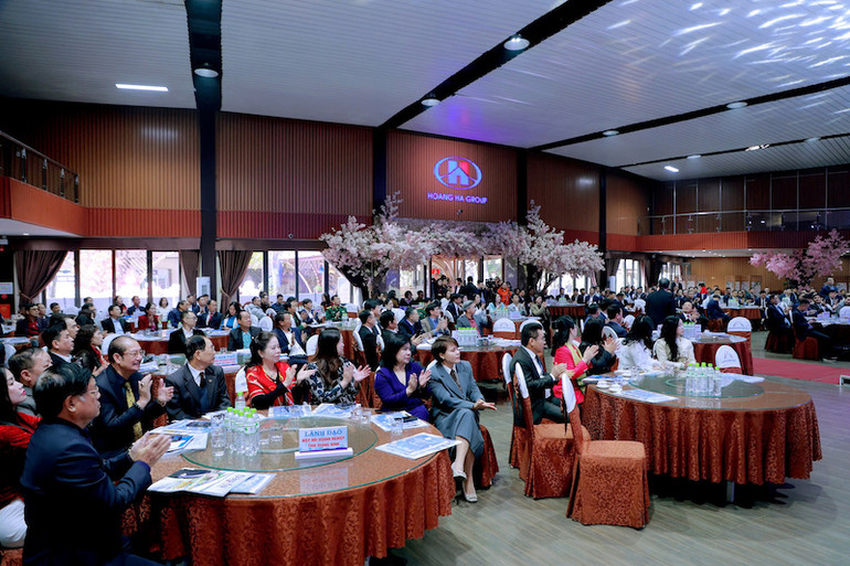 Đông đảo doanh nghiệp tham dự Hội nghị xúc tiến đầu tư tại thành phố Đông Triều. Đông đảo doanh nghiệp tham dự Hội nghị xúc tiến đầu tư tại thành phố Đông Triều.