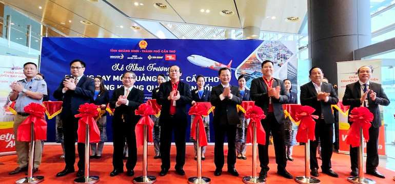 Các đại biểu cắt băng chính thức khai trương đường bay Vân Đồn-Cần Thơ. Các đại biểu cắt băng chính thức khai trương đường bay Vân Đồn-Cần Thơ.