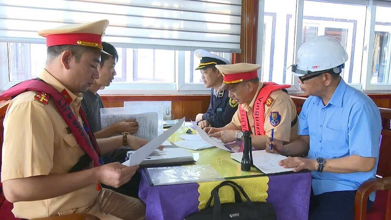 Lực lượng chức năng kiểm tra chứng chỉ của Thuyền trưởng và các thuyền viên trên tàu.
