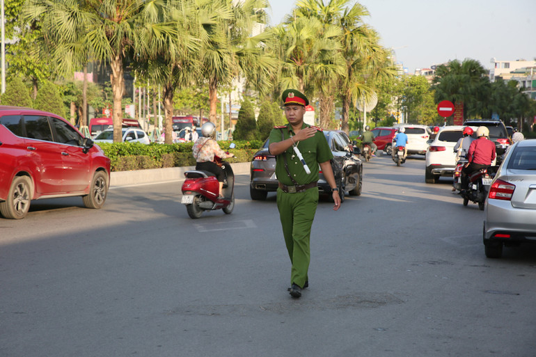 Lực lượng công an có mặt từ rất sớm điều tiết, bảo đảm trật tự an toàn giao thông tại các khu vực có điểm thi .