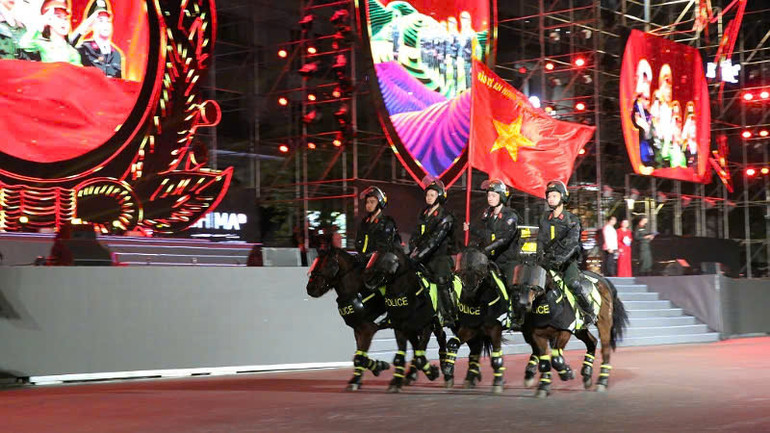 Màn biểu diễn của Đoàn Cảnh sát cơ động kỵ binh (Bộ Tư lệnh Cảnh sát cơ động, Bộ Công an).