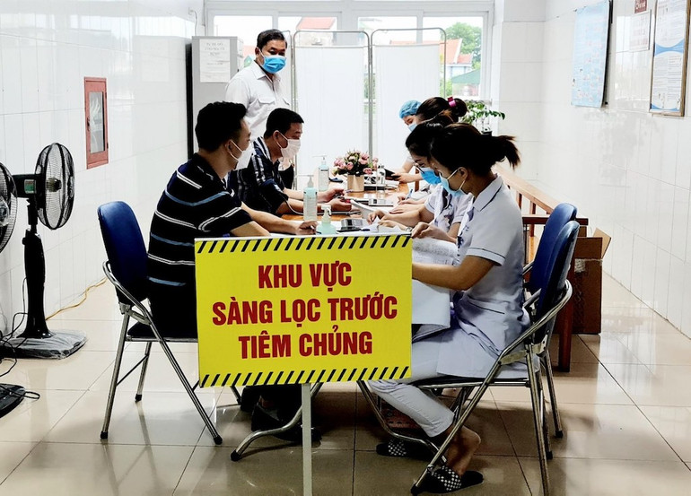 Khám sàng lọc trước khi tiêm vaccine phòng, chống dịch Covid-19 tại Bệnh viện Bãi Cháy đợt dịch Covid-19 năm 2021.