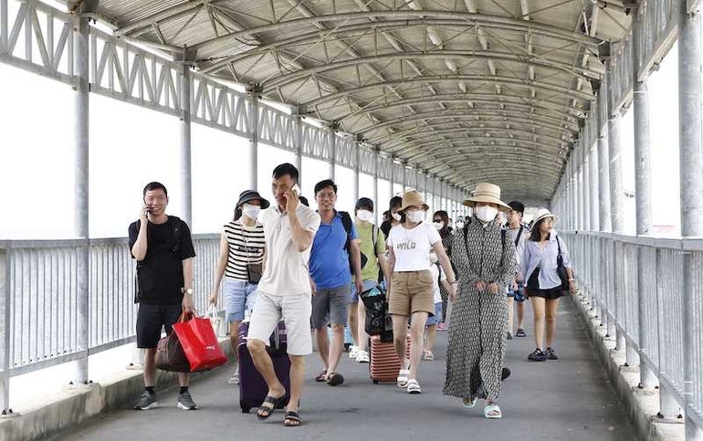 Huyện đảo Cô Tô cũng đón một lượng khách du lịch tăng đột biến so ngày thường.