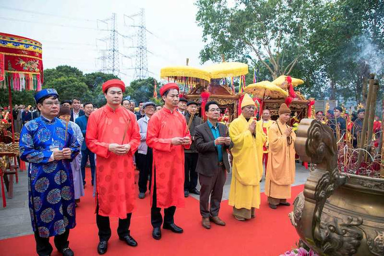 Các đại biểu dâng hương cầu nguyện quốc thái dân an.