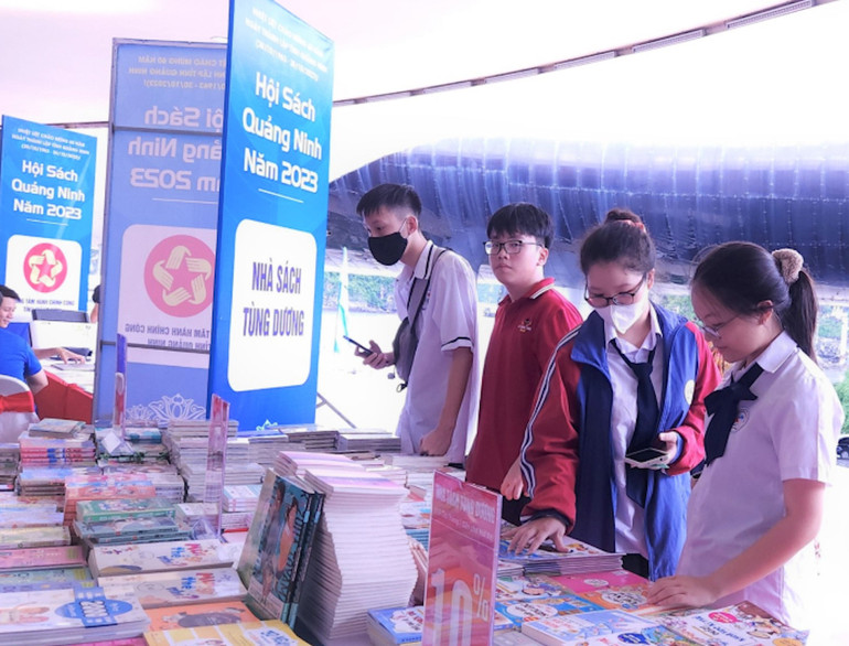 Hội sách Quảng Ninh năm 2023 thu hút đông đảo các bạn trẻ đến tham quan và đọc sách.