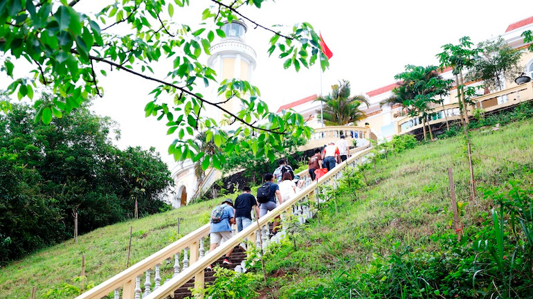 Du khách thích thú trải nghiệm tham quan ngọn Hải đăng Vĩnh Thực.