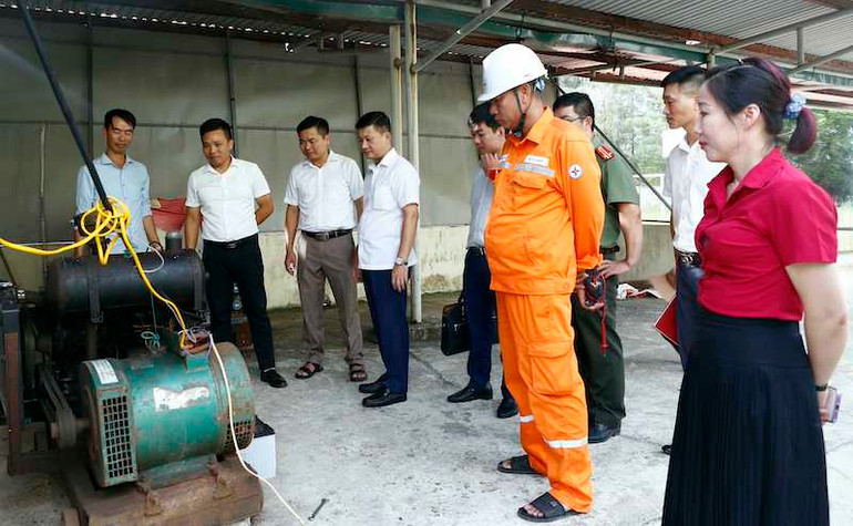 Các lực lượng chức năng và ngành điện kiểm tra các thiết bị máy nổ phát điện bảo đảm cung cấp điện phục vụ cho kỳ thi tốt nghiệp Trung học phổ thông thành công.