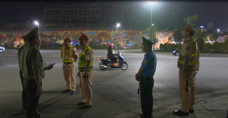 Kiểm tra điều lệnh tại các chốt đang làm nhiệm vụ bảo đảm trật tự an toàn giao thông.