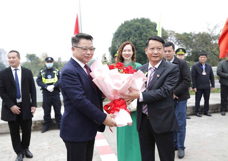 Hoạt động đối ngoại giữa thành phố Móng Cái (Việt Nam) và thành phố Đông Hưng (Trung Quốc) luôn được 2 bên duy trì thường xuyên trên cơ sở hợp tác, hữu nghị cùng phát triển.