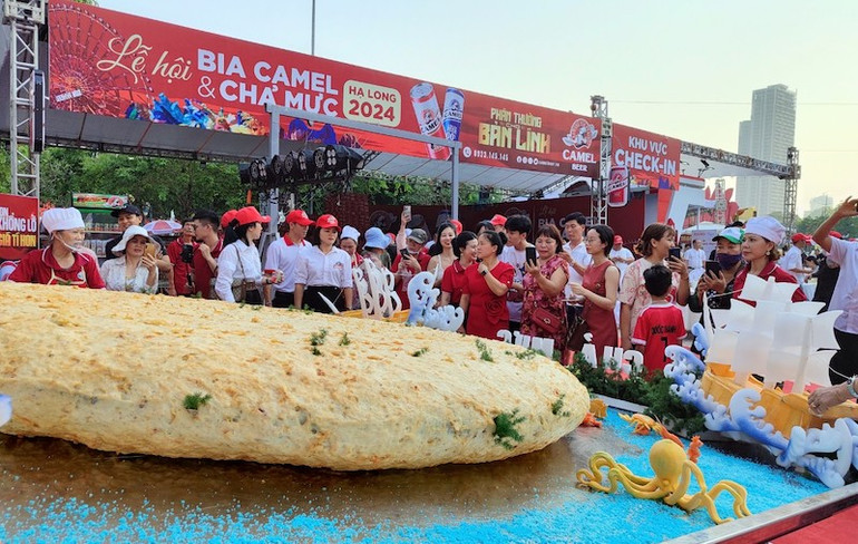 Nhiều người dân và du khách tới check-in cùng chiếc chả mực lớn nhất Việt Nam.