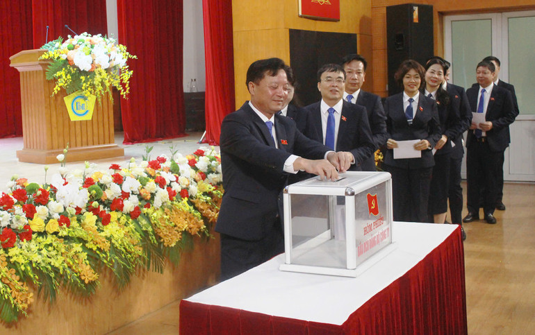 Đại biểu bỏ phiếu bầu Ban Chấp hành Đảng bộ công ty nhiệm kỳ 2025-2030.