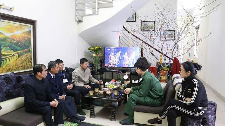 Chính quyền địa phương và bà con nhân dân khu phố đến thăm hỏi, động viên tân binh Nguyễn Tiến Hùng.