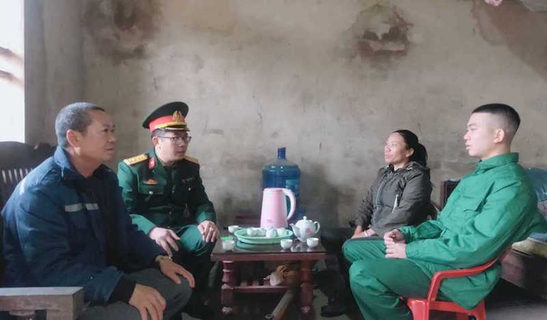 Đại diện Ban Chỉ huy Quân sự huyện Ba Chẽ thăm hỏi, nắm bắt tình, động viên gia đình tân binh Voòng Thanh Nghiệp, thôn Nam Hả Trong, xã Nam Sơn.