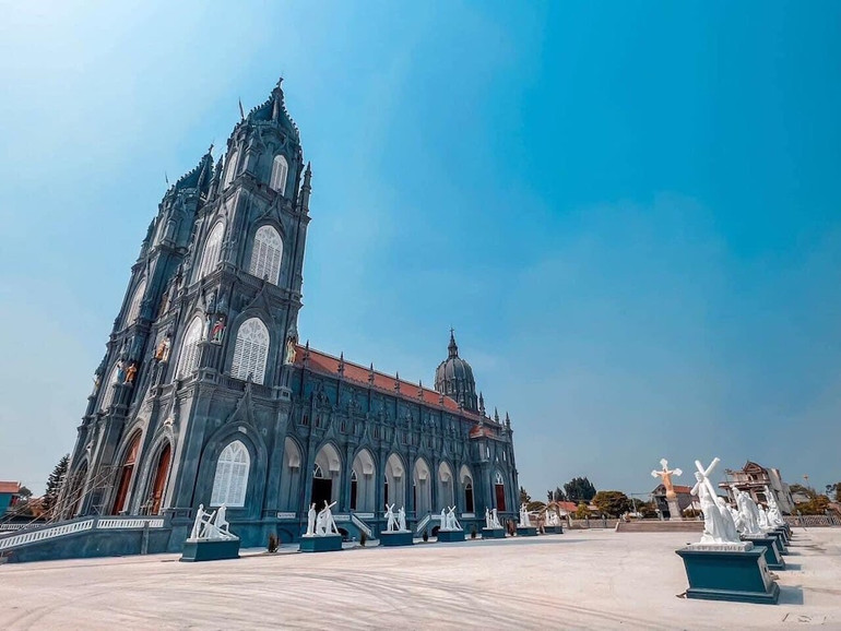 Nhà thờ Trà Cổ (Móng Cái) được tu bổ, tôn tạo khang trang và rộng rãi hơn.