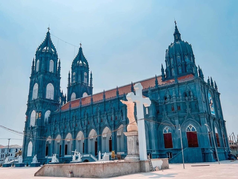 Nhà Thờ Trà Cổ có kiến trúc đẹp và là điểm du lịch hấp dẫn du khách trong nước và quốc tế khi đến với thành phố Móng Cái.