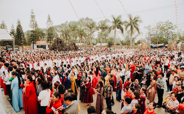 Đông đảo người dân và du khách tham dự lễ khánh thành Nhà thờ Trà Cổ (Móng Cái).