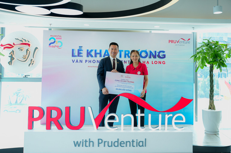 Prudential Việt Nam tặng 20 suất học bổng dành cho học sinh nghèo hiếu học tỉnh Quảng Ninh. Prudential Việt Nam tặng 20 suất học bổng dành cho học sinh nghèo hiếu học tỉnh Quảng Ninh.