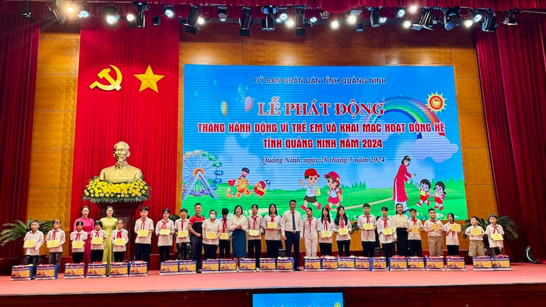 Công ty trách nhiệm hữu hạn Bảo hiểm nhân thọ Dai-ichi Việt Nam tặng 100 suất học bổng cho các em học sinh có hoàn cảnh khó khăn nhưng đã có nghị lực vươn lên trong học tập.