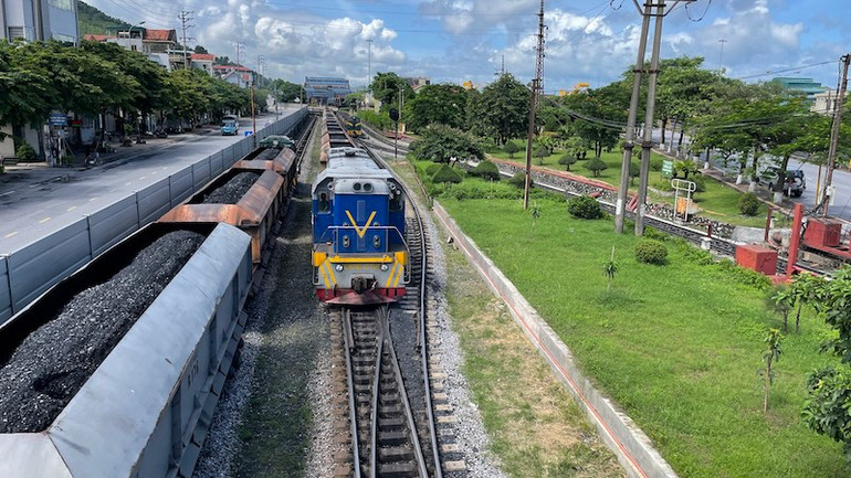 Hoạt động kéo than từ các mỏ ra Cảng Cẩm Phả của Công ty Tuyển than Cửa Ông đã trở lại bình thường. Hoạt động kéo than từ các mỏ ra Cảng Cẩm Phả của Công ty Tuyển than Cửa Ông đã trở lại bình thường.