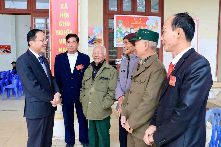 Lãnh đạo thành phố Uông Bí nói chuyện với các đại biểu cử tri.