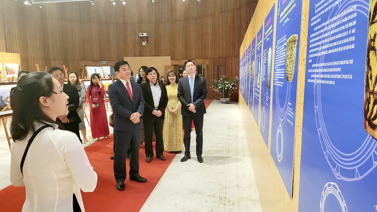 Các đại biểu và người dân được nghe về lịch sử Ngày thành lập Đảng Cộng sản Việt Nam 3/2 và những dấu ấn quan trọng của tỉnh Quảng Ninh.