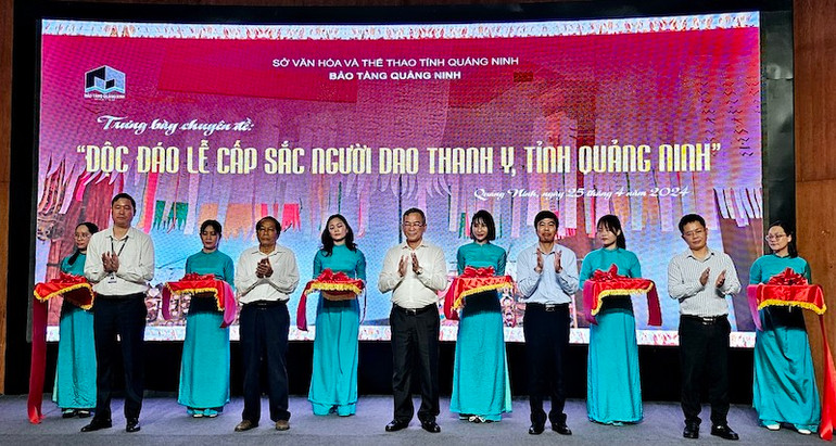 Các đại biểu cắt băng khai mạc triển lãm.